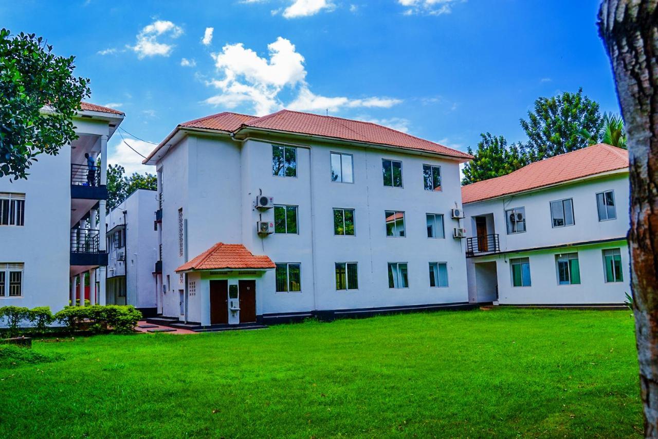 Bilkon Hotel Джинджа Екстериор снимка