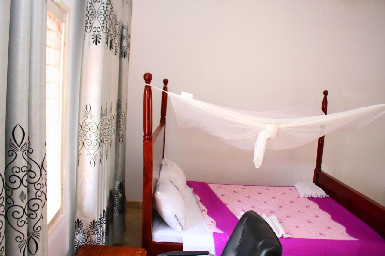 Bilkon Hotel Джинджа Екстериор снимка