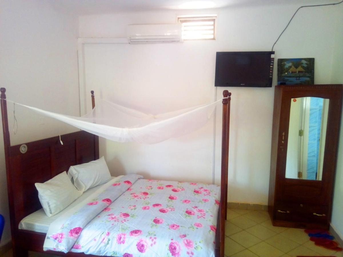 Bilkon Hotel Джинджа Екстериор снимка