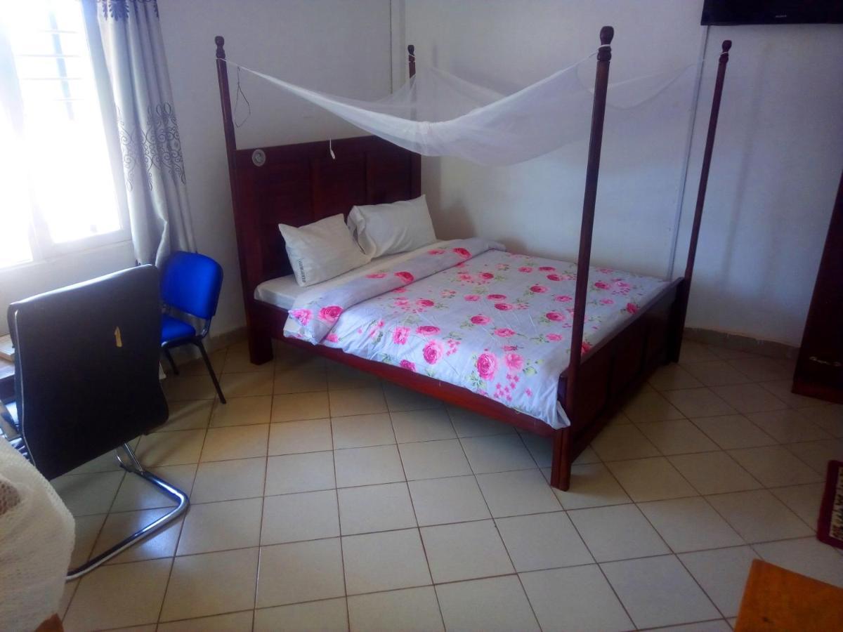 Bilkon Hotel Джинджа Екстериор снимка