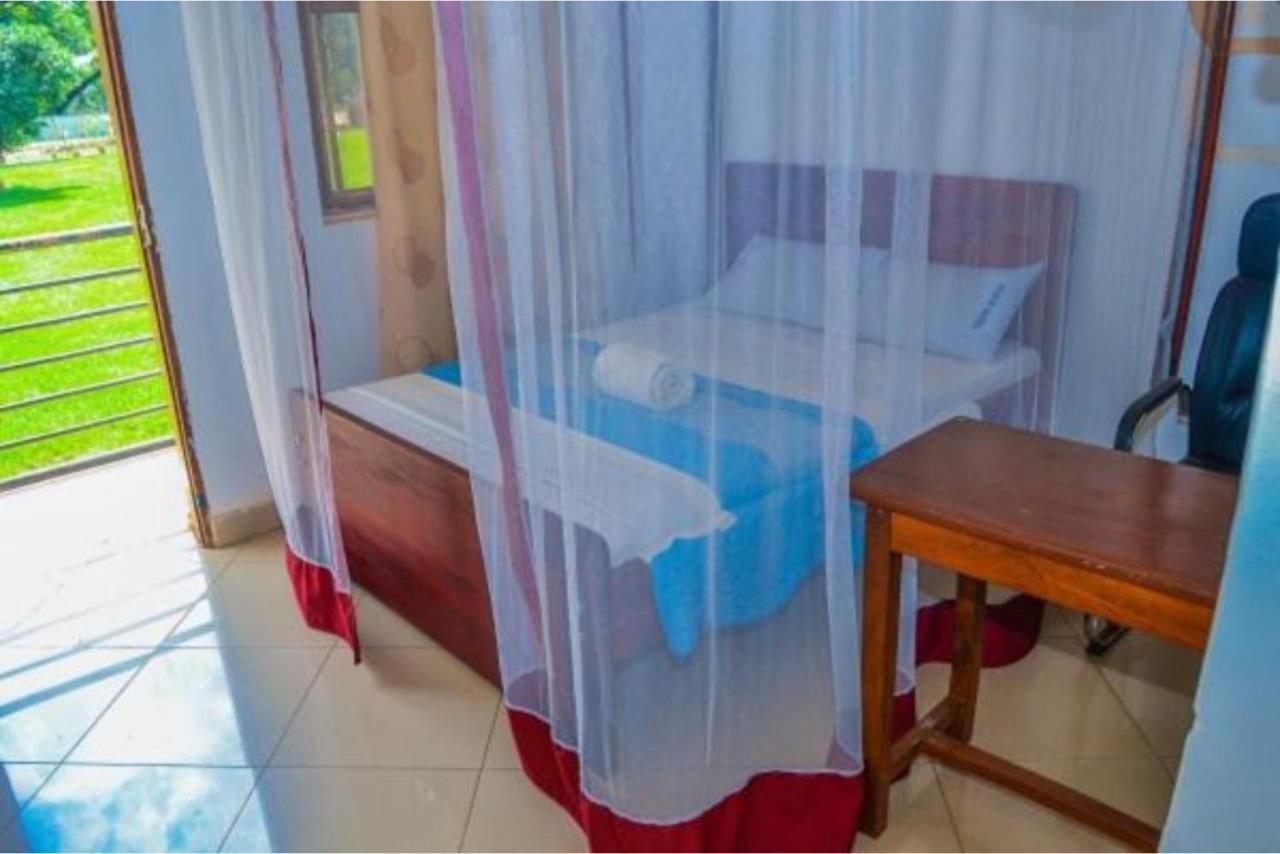 Bilkon Hotel Джинджа Екстериор снимка