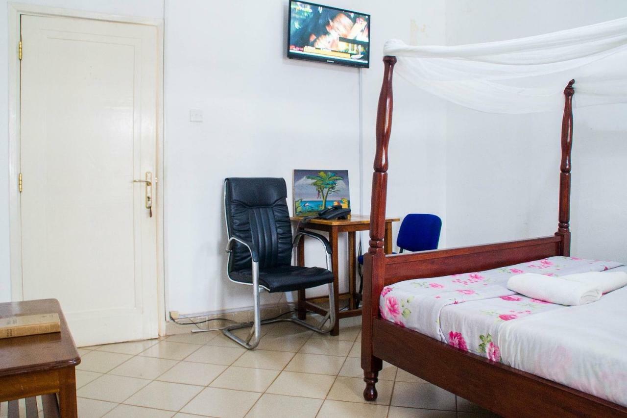 Bilkon Hotel Джинджа Екстериор снимка